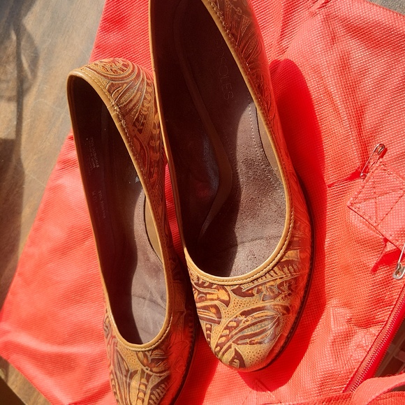 Women shoes - Picture 2 of 3